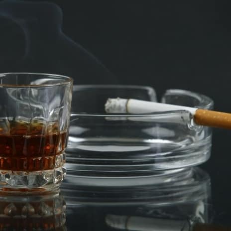 Smoking-alcohol-cataract-cause (1)